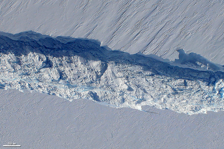 Birth of an Iceberg Pine Island Glacier Antarctica   NASA Earth Observatory 超巨大氷山が南極への航路上に迫る！その大きさはシンガポールと同等！