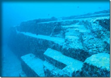 yonaguni thumb1 与那国島海底遺跡。正体は遺跡か、自然の生み出したものか。
