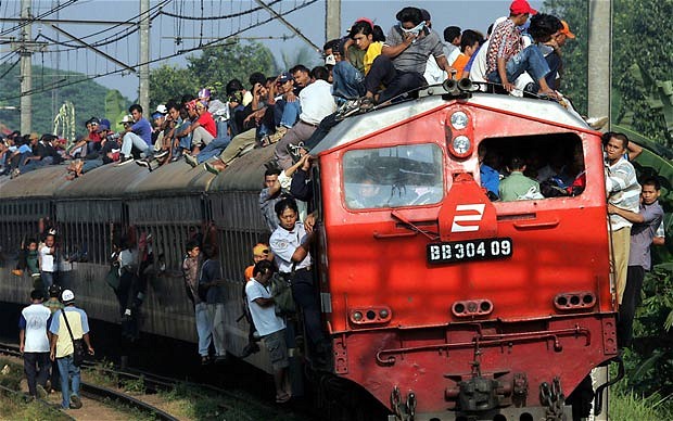 Indonesia train 2111318b トレインサーフィンが世界中で社会問題に！