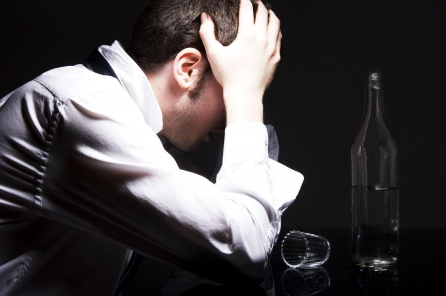 alcoholic 900x599 酒に慣れたはアルコール依存症の始まり！油断すると深刻な事態に。