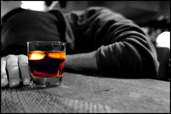 alcoholism 酒に慣れたはアルコール依存症の始まり！油断すると深刻な事態に。