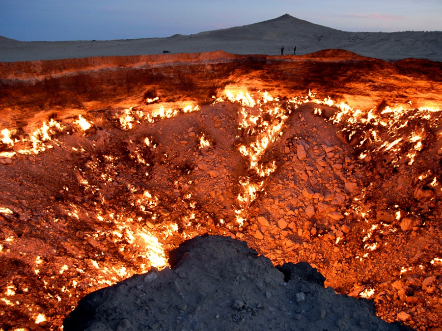 darvaza gas crater turkmenistan 66406 990x742 900x674 40年間燃え続ける洞窟、別名地獄の門！