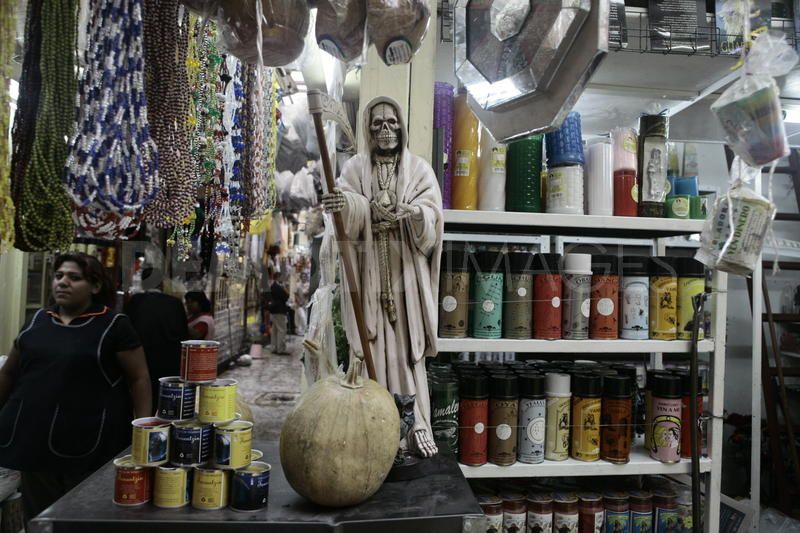 1283606003 witchcraft market mercado de sonora mexico city 428473 ドクロに埋め尽くされた市場、ソノラ市場！