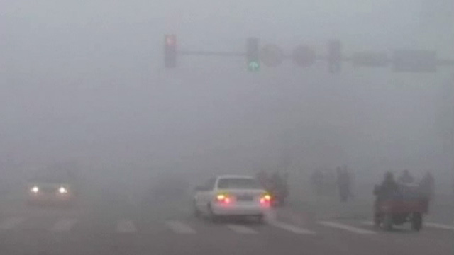 Chinese road in smog 016 北京は人類居住に適さない！中国政府系シンクタンクが発表！
