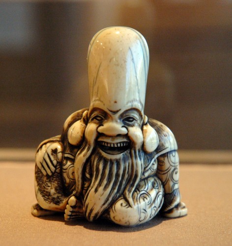 Fukurokuju  God of Wisdom netsuke   1 472x500 長頭頭蓋骨、世界中で発見される謎の骨！