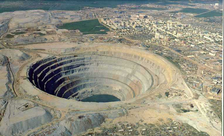Largest Diamond Mines In The World ミール鉱山、地球に開いた巨大な穴！