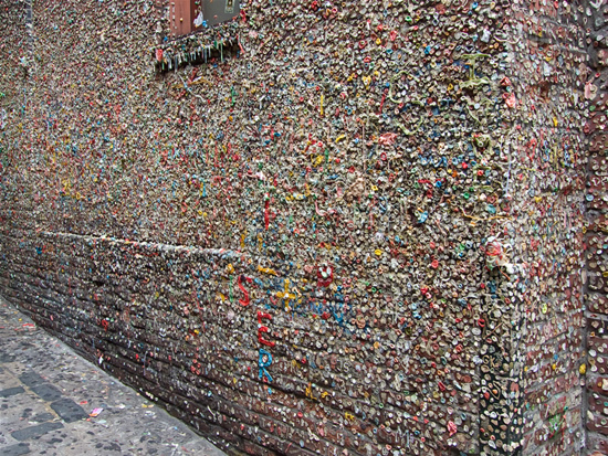Seattle bubble gum wall 何とも不潔な観光地、ガムの壁！