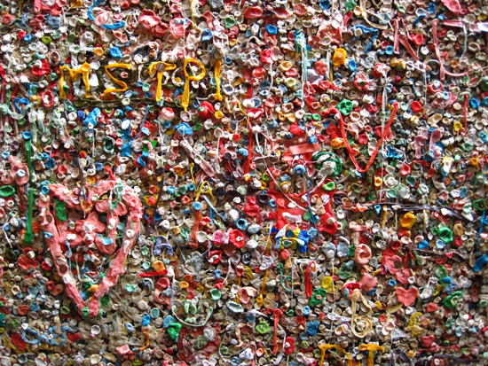 Seattle bubble gum wall5 何とも不潔な観光地、ガムの壁！