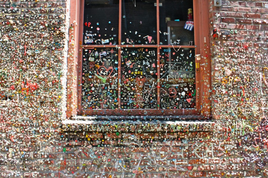 Seattle Gum Wall 900x600 何とも不潔な観光地、ガムの壁！