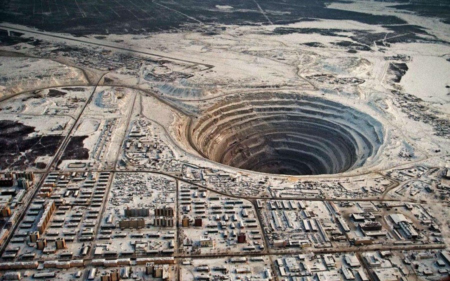 mirny diamond mine 900x562 ミール鉱山、地球に開いた巨大な穴！