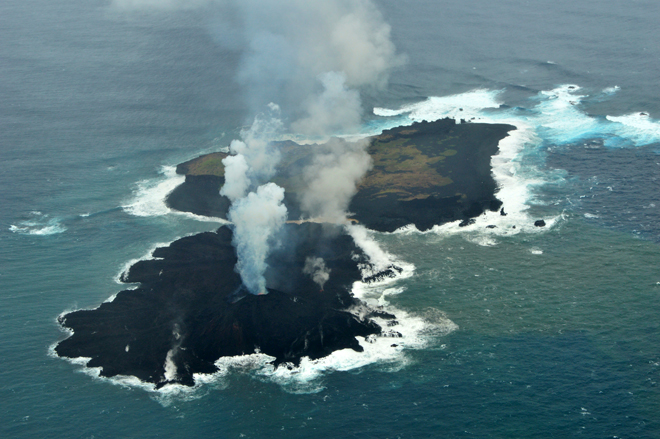 nishinoshima131226a 頻発する火山活動と地震。西之島の新島はその前兆か。