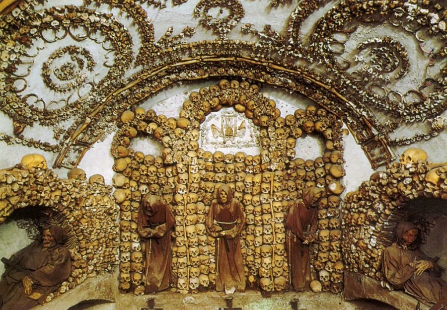 santamaria4 900x624 セドレツ納骨堂。骨で飾られた礼拝堂！