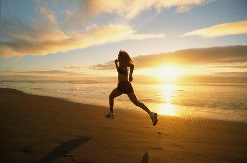 women running beach sunrise1 続けられないジョギング、理由の大半は燃え尽きてしまったことによるモチベーション低下。