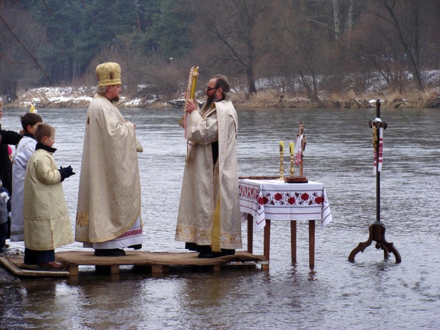 1 1 Sanok Blessing of the holy water at San River 900x675 聖水とは何か、意外に知らないその定義。