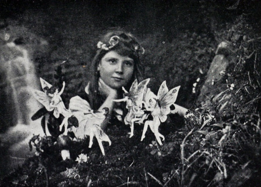 Cottingley Fairies 1 article 900x647 妖精の写真、捏造判明も残された可能性。