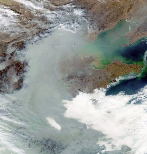 china pollution 2004 noaa 477x500 PM2.5の越境汚染。懸念される日本への被害。