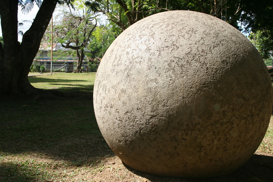 CostaRicsaStonesSgpheres2 コスタリカの石球。現代技術でも難しい真球の作成！