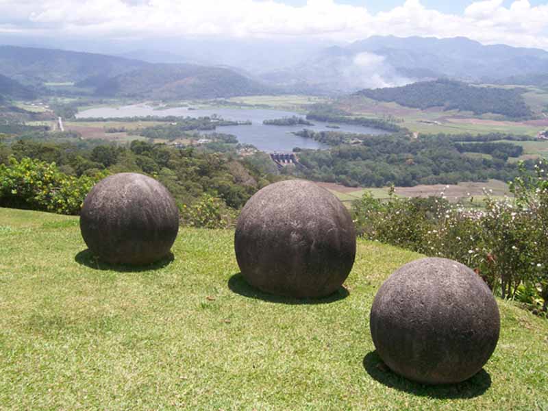 CostaRicsaStonesSpheres2 コスタリカの石球。現代技術でも難しい真球の作成！