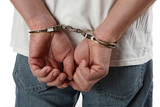 handcuffs arrest 1500371a 危険ドラッグが若年層の間で広がりを見せる。危険という認識の欠如が背景に。